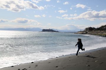 鎌倉の海岸、江ノ島が見える