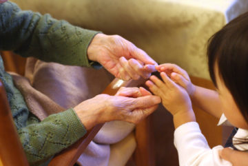 高齢者と幼児の交流